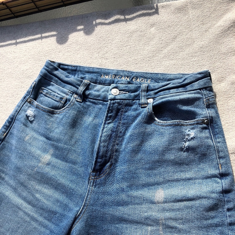 AMERICAN EAGLE MOM JEANS